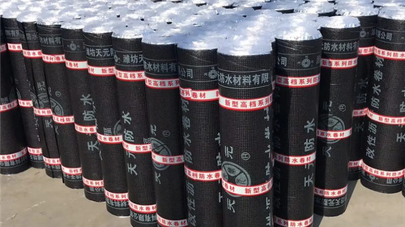 SBS改性沥青防水卷材是一种常用的防水材料，具有以下特点：